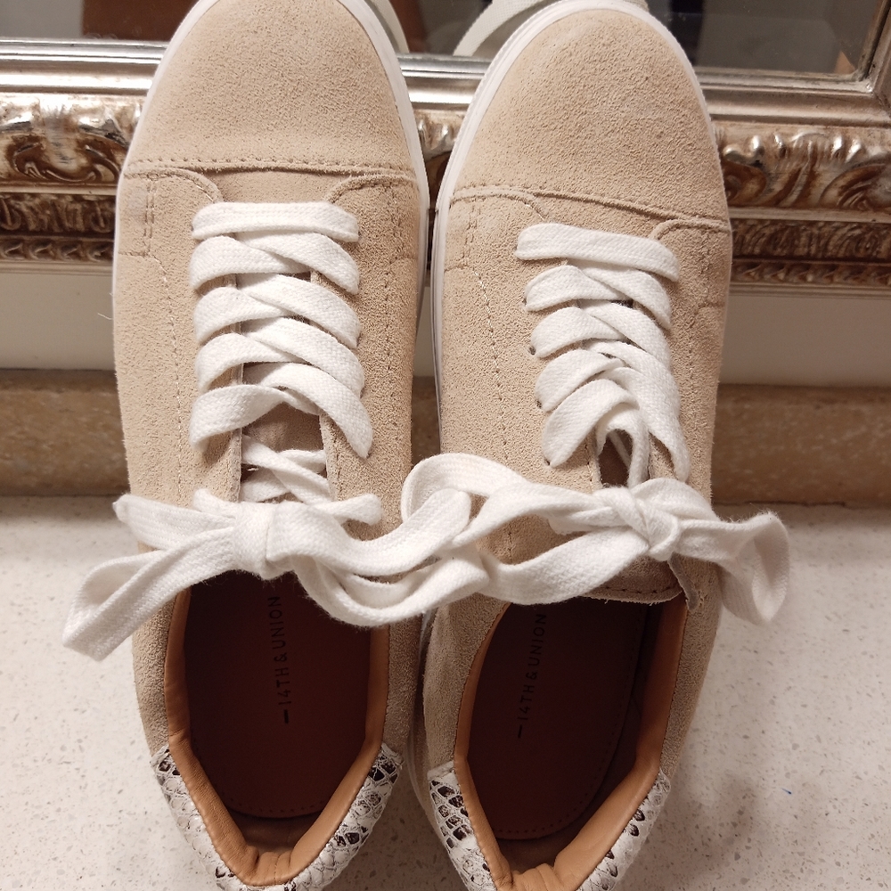 Suede sneaker Size 7 Like New